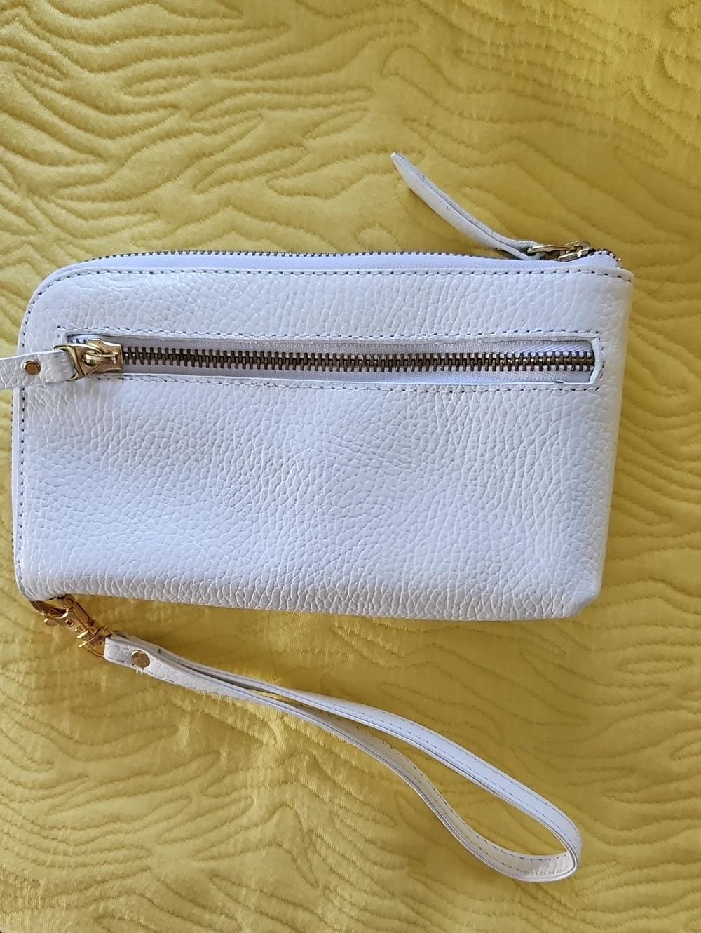 CLASSICO Off White Pebbled Vegan Wristlet NWOT